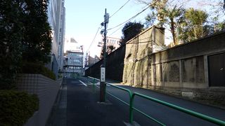 坂を上りきると、フィリッピン大使館の公邸があります