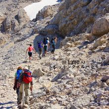 ピズポエ山頂直下およそ１時間程の岩場とガレ場の登りです。