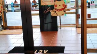 空港の中のアクタス