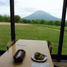 羊蹄山を見ながら食事ができます