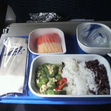 １時間半の飛行でしたが、きちんとした機内食が提供されました。
