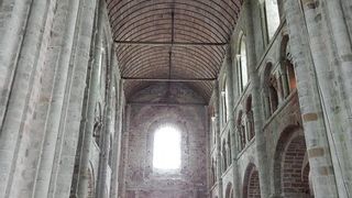 入口側はロマネスク式、祭壇はゴシック式。天井が高くとても立派です。