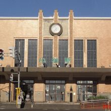 朝日を正面に受けた小樽駅がまぶしい。