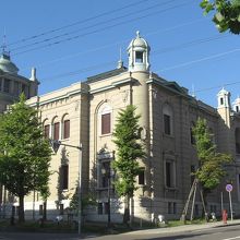 金融資料館は頑丈そうな建物。