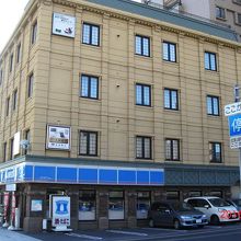 街並みの雰囲気を壊さないコンビニで買物。