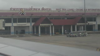 チェンライ空港を飛び立つ前に、美味しいと言われるブラックキャニオンコーヒーを味わいました。