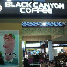 ブラックキャニオンコーヒーの店内の様子です。明るい店内です。