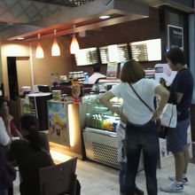 ブラックキャニオンコーヒーの店内です。ジュース類もあります。