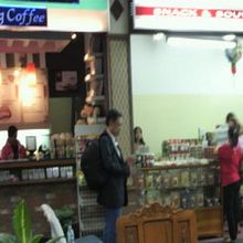 同じ建物内には、同じコーヒーを扱う他の店もあります。競争相手