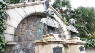 二つ並んでいる像のうちのひとつです