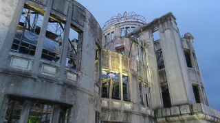 間近で観る原爆ドーム。