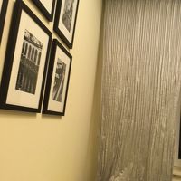 ベッド脇の壁にも絵が飾られている