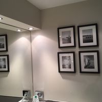 洗面台横の壁にも絵