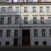 外観は普通のアパートメントです。