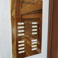 アパートの呼び鈴。メールの指示に従ってベルを鳴らします。