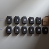 アパート内の壁につけられた金庫。ここから鍵を取り出します。