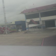 チェンライ国際空港の建物の様子を航空機から見ています。