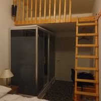 ダブルルーム。マットレスが置かれた屋根裏スペースがあります。