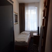 シングルルームの室内