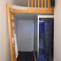 シングルルームの室内