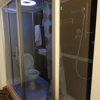 シングルルームのバスルーム。たぶんダブルルームのバスも同じ。