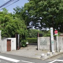 出入口 (分館は入って左側)