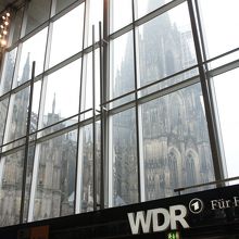 ケルン大聖堂方面の出口、目の前にそびえ立っています。
