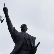 堀尾吉晴公の像