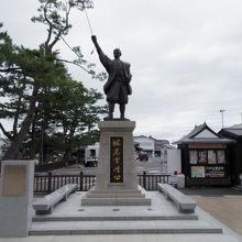 堀尾吉晴公の像　