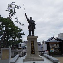 堀尾吉晴公の像