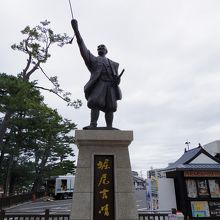 堀尾吉晴公の像　