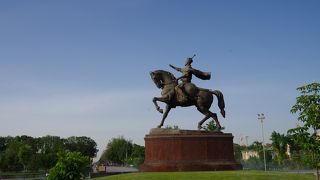 見事な騎馬像です