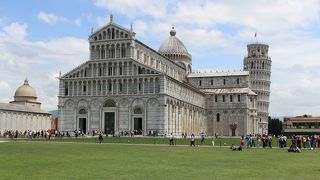 斜塔を支えている人達でいっぱいでした。