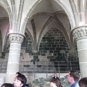 修道院見学の最後の部屋。壁に苔が生えている理由は・・・