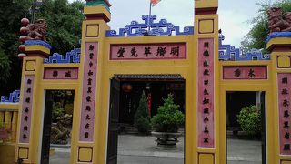 黄色い門が目印