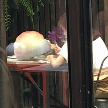 オリジナルデザートのケーキを仕込んだ虹色綿菓子