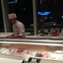 カウンターの向こうに夜の景色が望めます