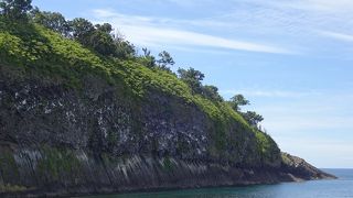鱗のような岩肌