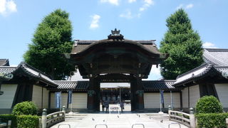 阿弥陀堂の正面にある門です！