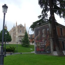 入り口の特別展示開催案内と教会建物