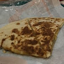 チキンケサディア。辛いソースを貰ってかけるとまた美味！