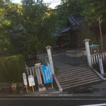 高知屋さんの二階の廊下から門前を望む