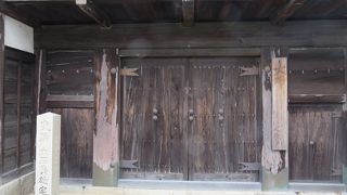 屋敷の長屋門で・・・