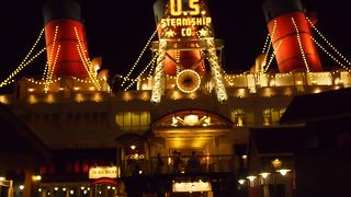 夜になるとまた雰囲気が変わる