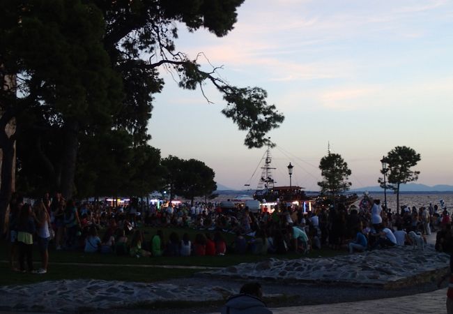 海沿いのにぎやかな通り