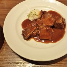 友人の頼んだメイン　牛バラ肉のワイン煮込み