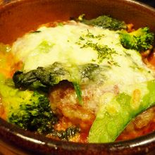 グツグツと熱々の煮込みハンバーグ