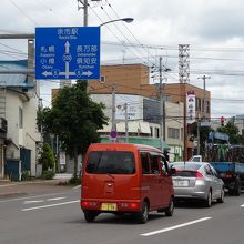 左に小樽行きバス停、正面にＪＲ余市駅