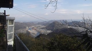 山の上にあります