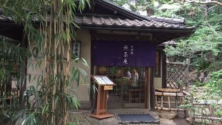 椿山荘の庭園内にある落ち着いたお蕎麦屋さんです。